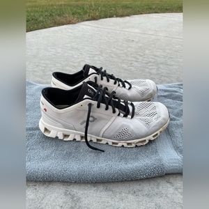 OnCloud Running Shoes, Men's Size 11. Pre-owned condition.